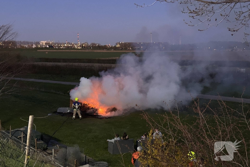 Brandende houten constructie geblust