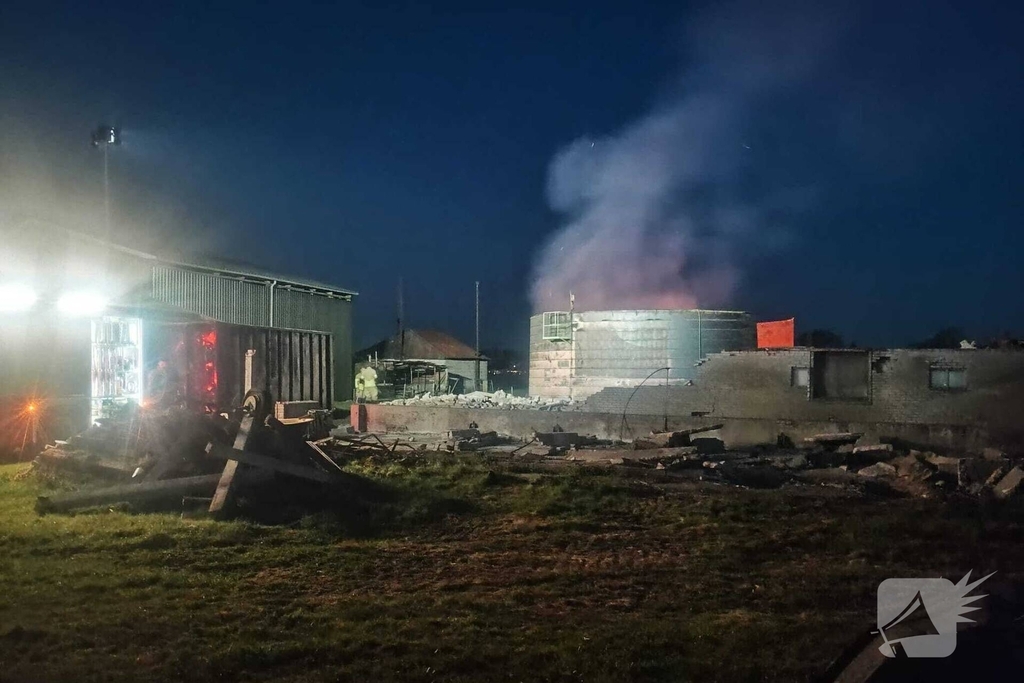 Brandweer blust brand in restant van silo