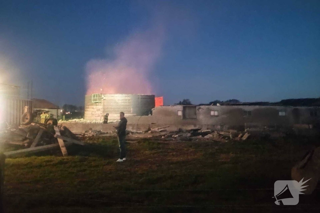 Brandweer blust brand in restant van silo