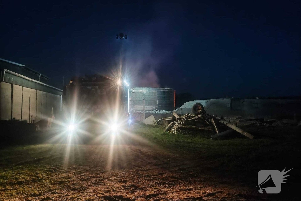 Brandweer blust brand in restant van silo