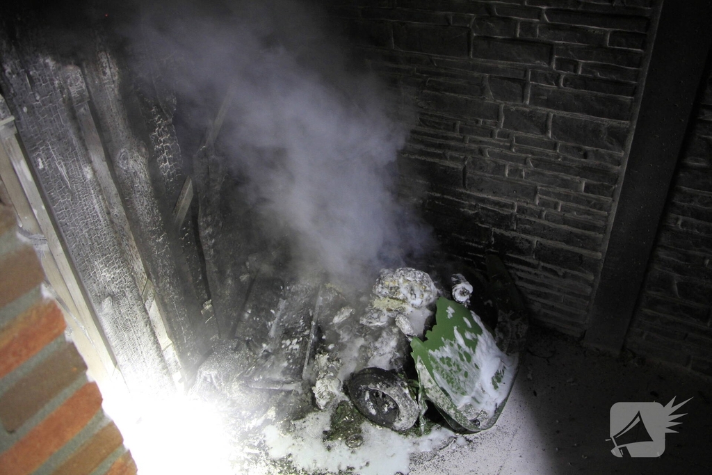 Buitenbrand in container geblust door buurtbewoners