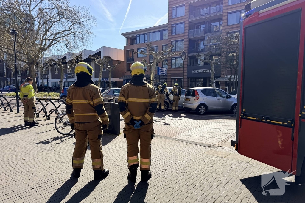Brandweer doorzoekt auto met jerrycans