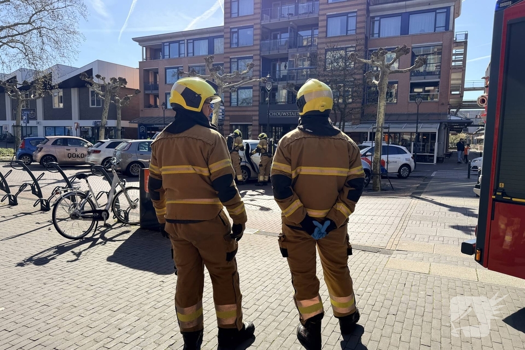 Brandweer doorzoekt auto met jerrycans