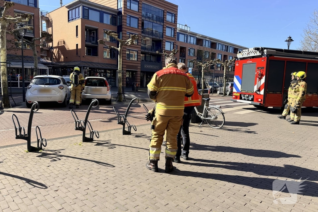 Brandweer doorzoekt auto met jerrycans