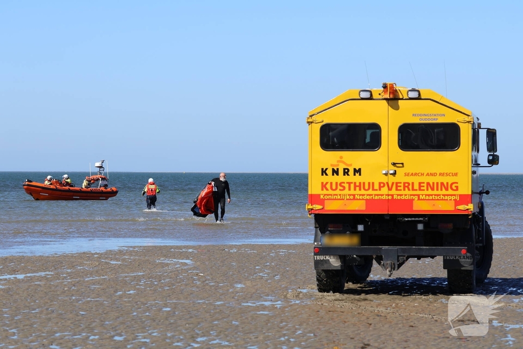 Kitesurfer in problemen op zee