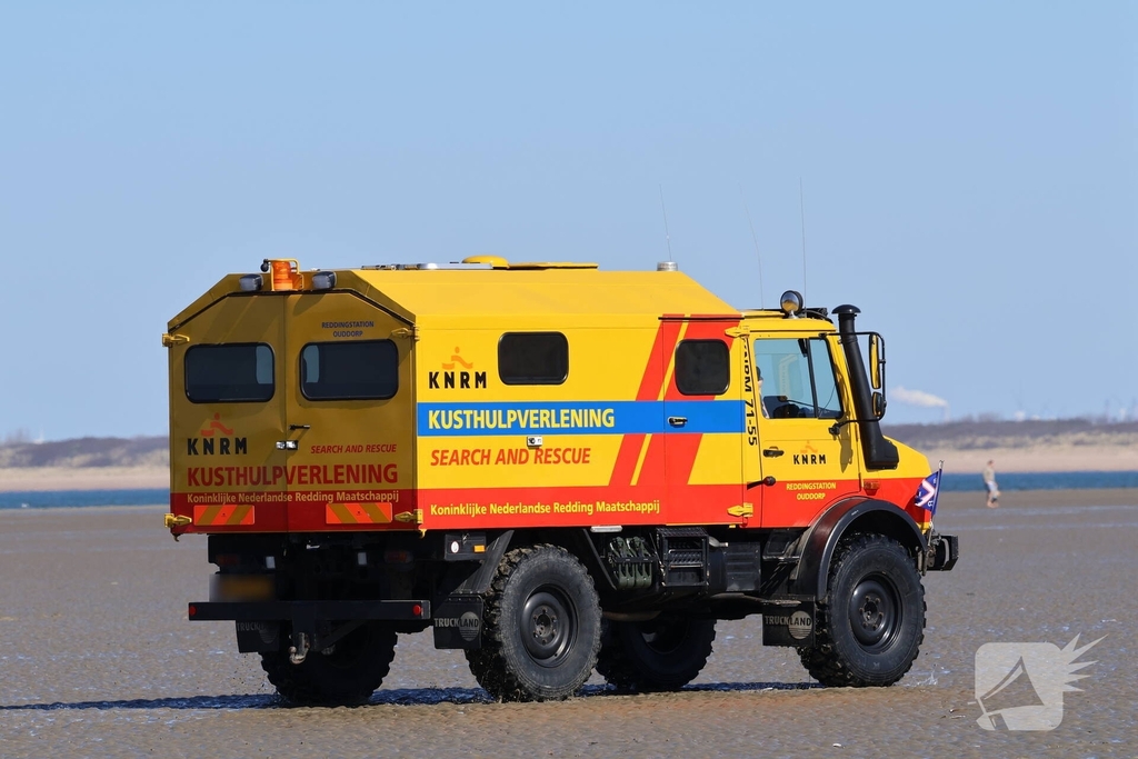 Kitesurfer in problemen op zee