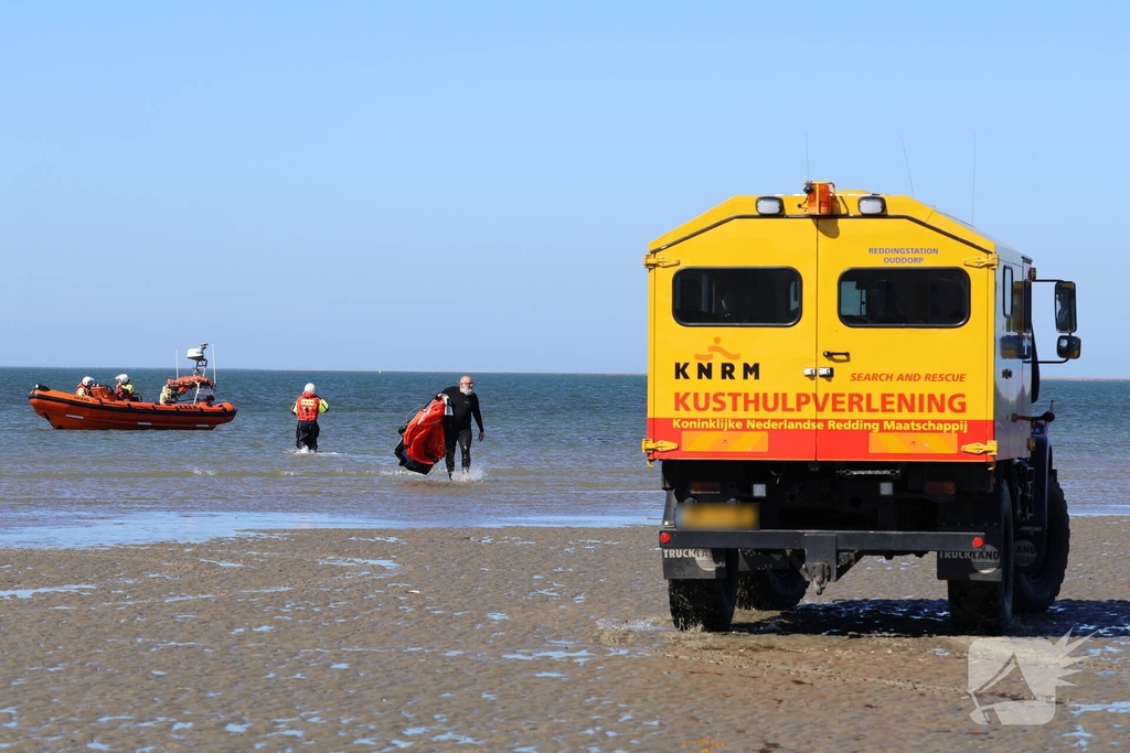 Kitesurfer in problemen op zee