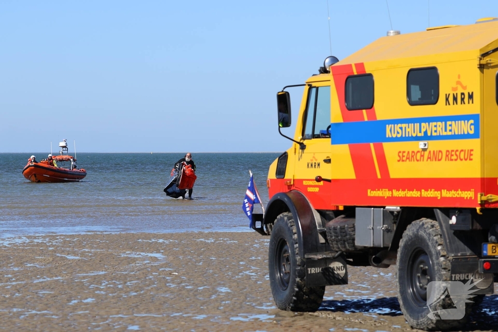 Kitesurfer in problemen op zee