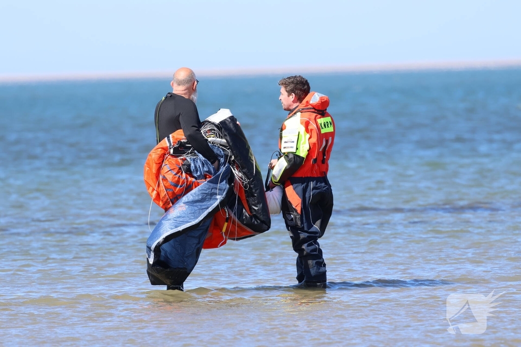 Kitesurfer in problemen op zee
