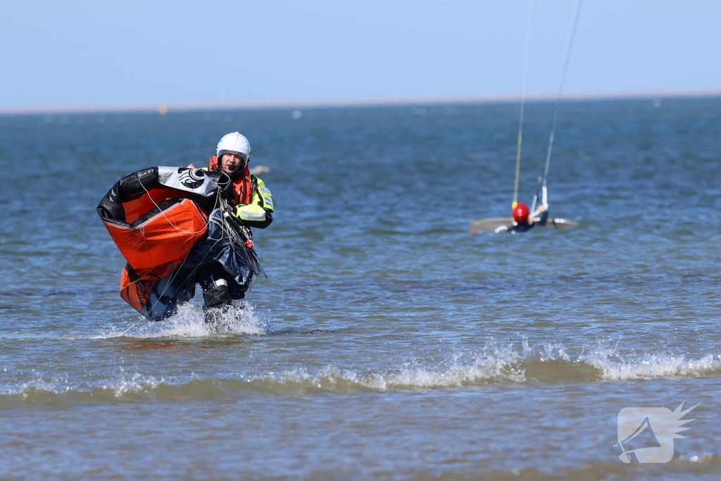 Kitesurfer in problemen op zee