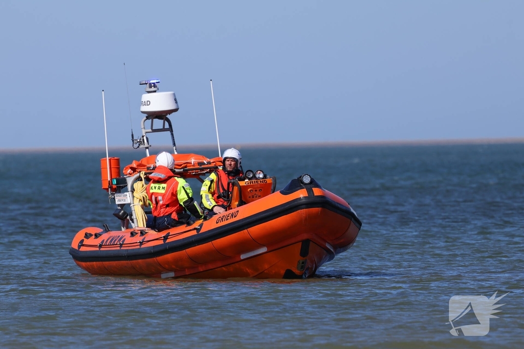 Kitesurfer in problemen op zee