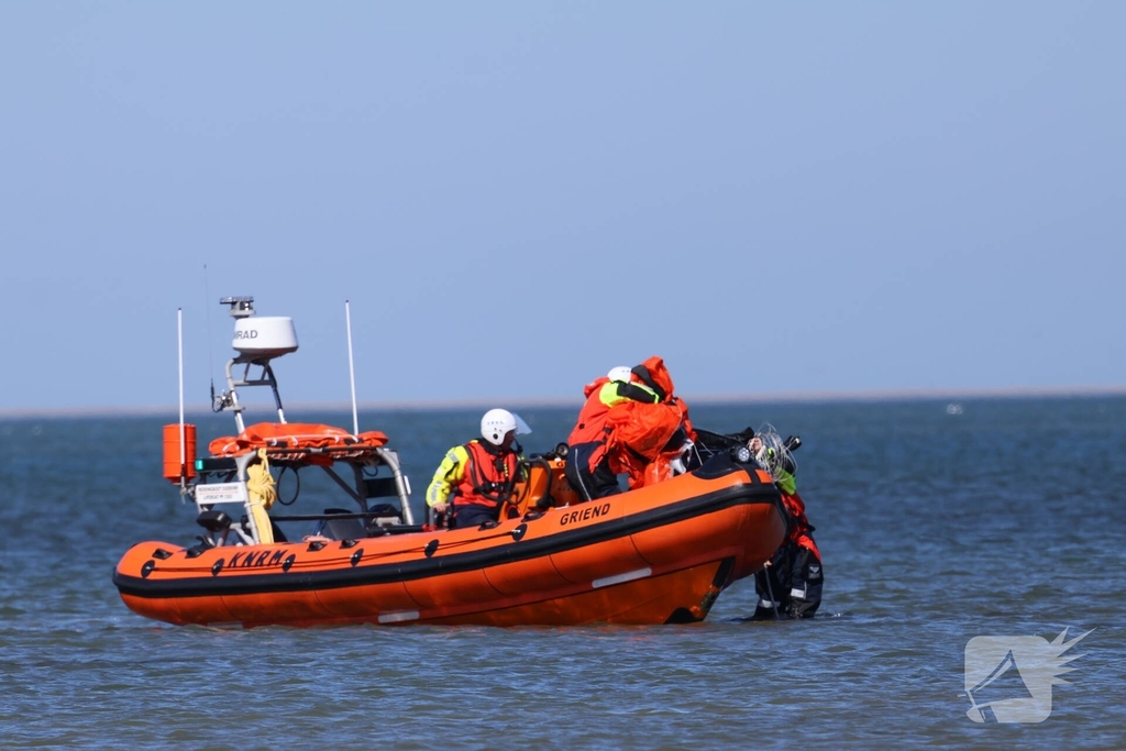 Kitesurfer in problemen op zee
