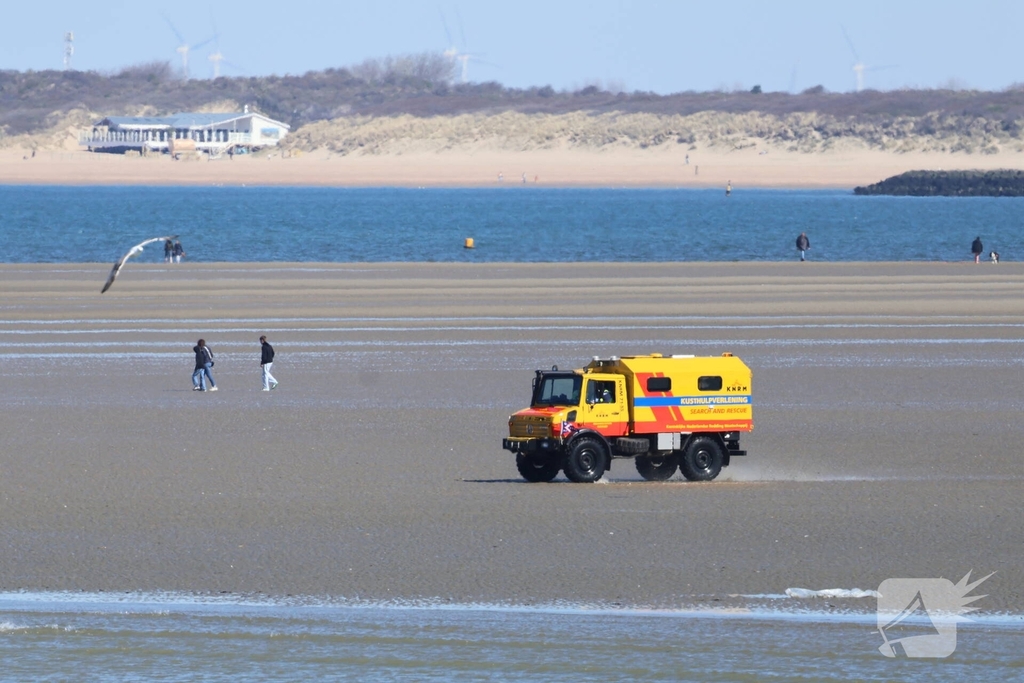 Kitesurfer in problemen op zee