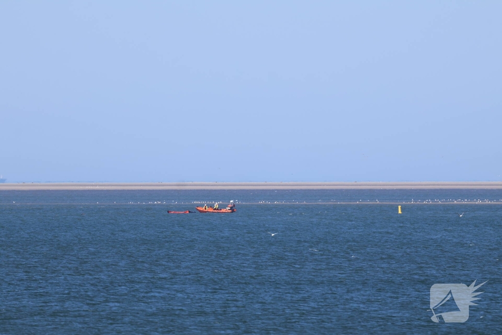 Kitesurfer in problemen op zee
