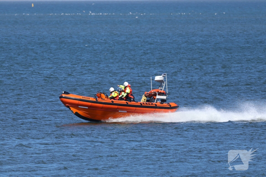 Kitesurfer in problemen op zee