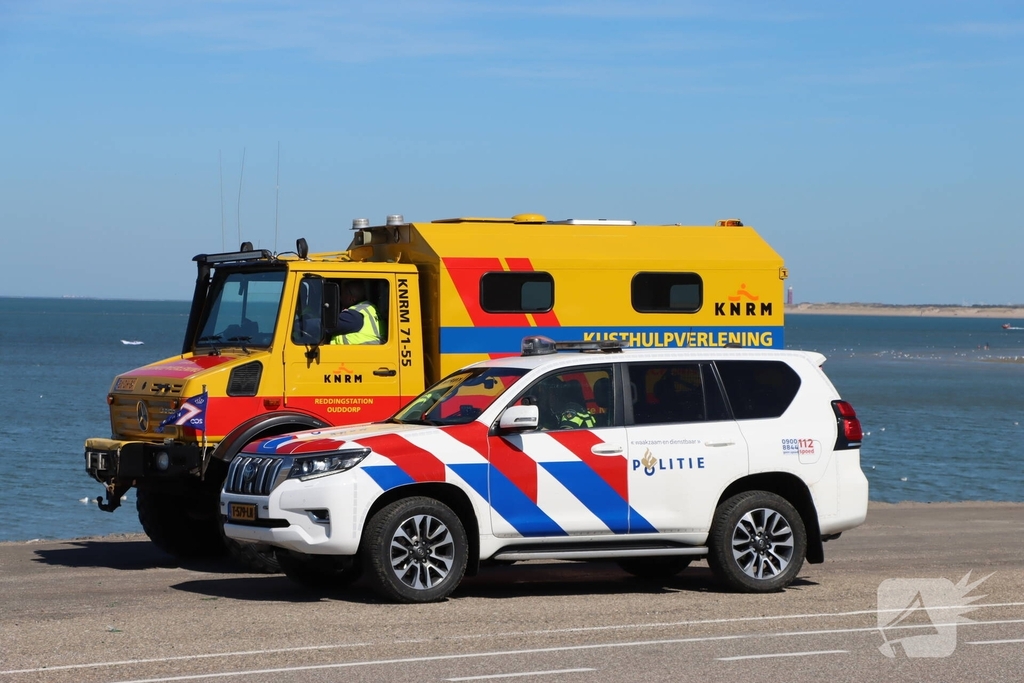 Kitesurfer in problemen op zee