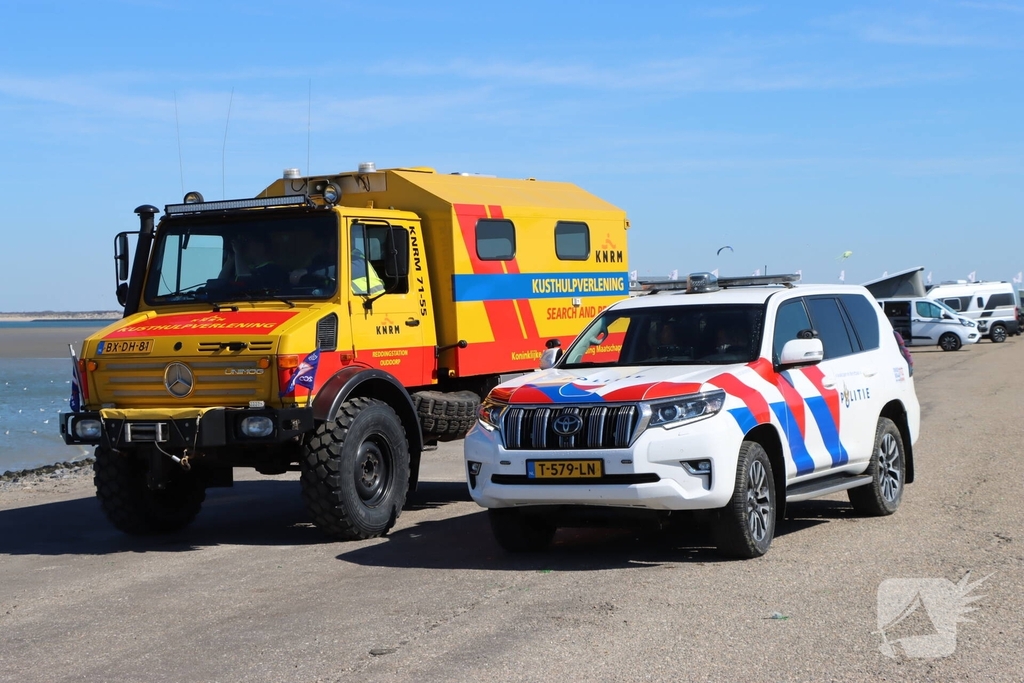 Kitesurfer in problemen op zee