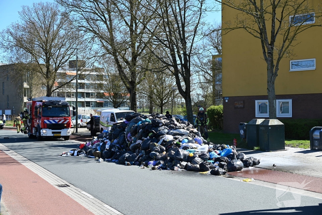 Brandweer blust brandende inhoud vuilniswagen