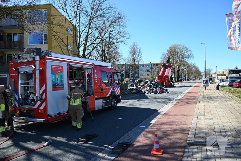 Brandweer blust brandende inhoud vuilniswagen
