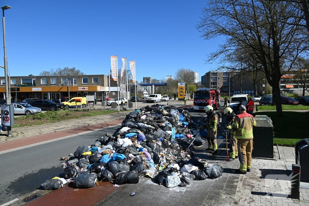 Brandweer blust brandende inhoud vuilniswagen