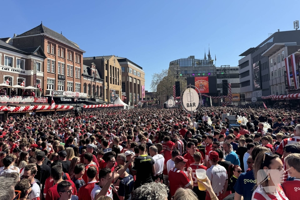 PSV fans verzamelen voor huldiging