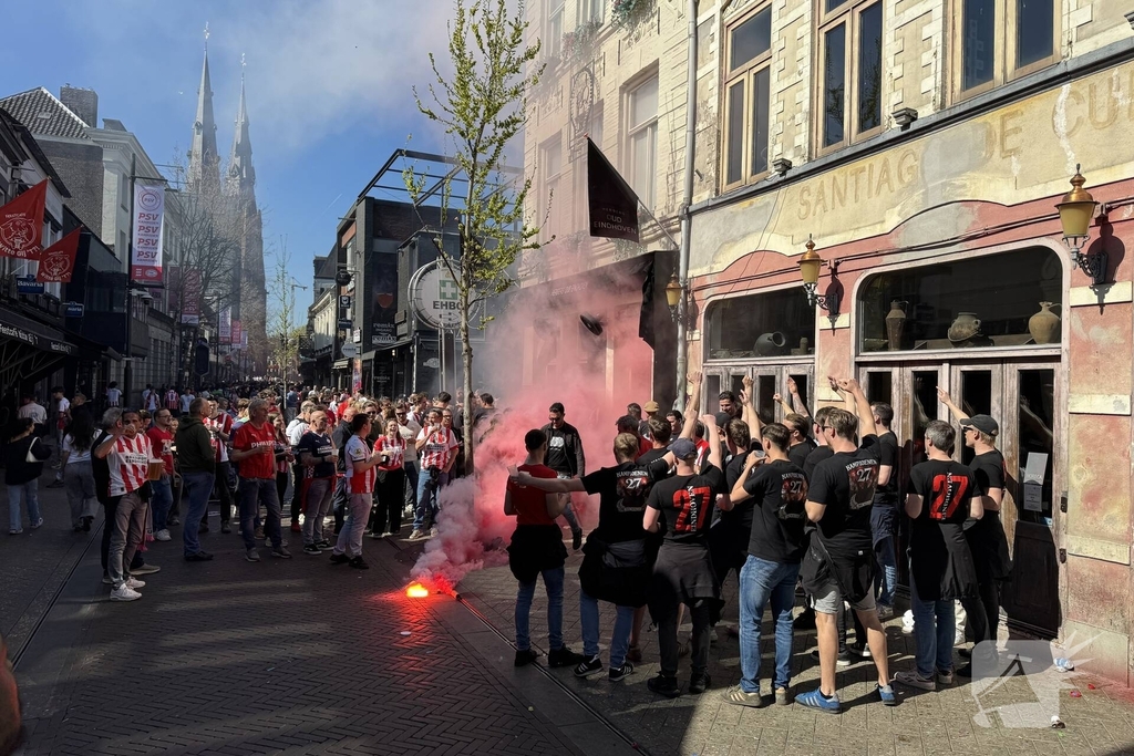 PSV fans verzamelen voor huldiging