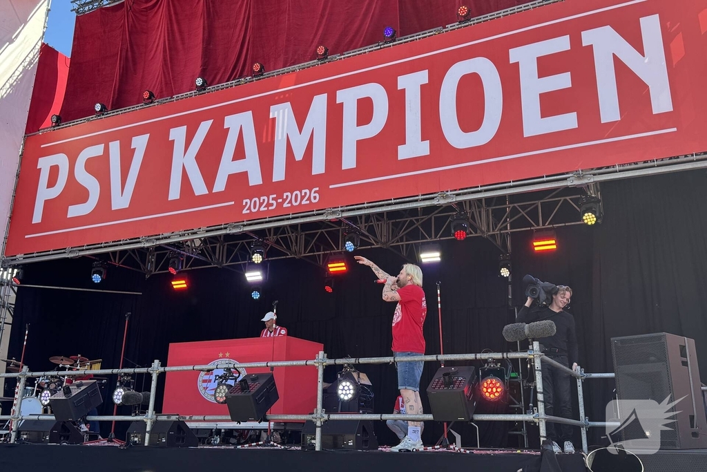 PSV fans verzamelen voor huldiging