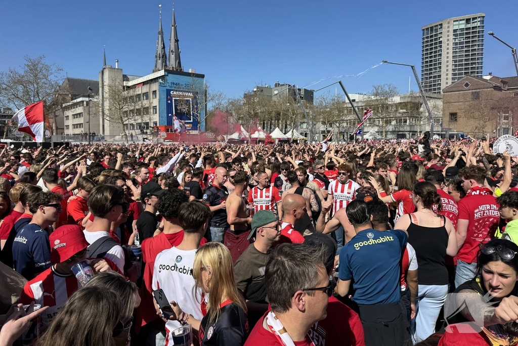 PSV fans verzamelen voor huldiging