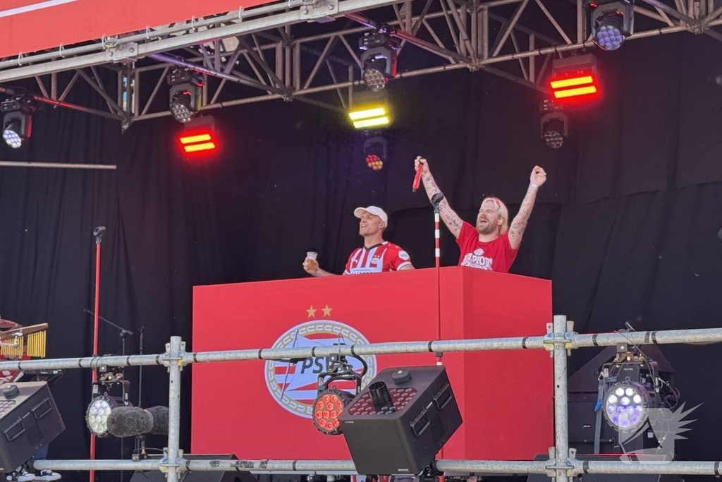 PSV fans verzamelen voor huldiging