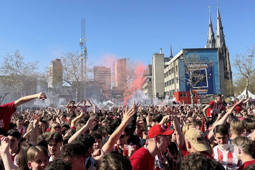 PSV fans verzamelen voor huldiging