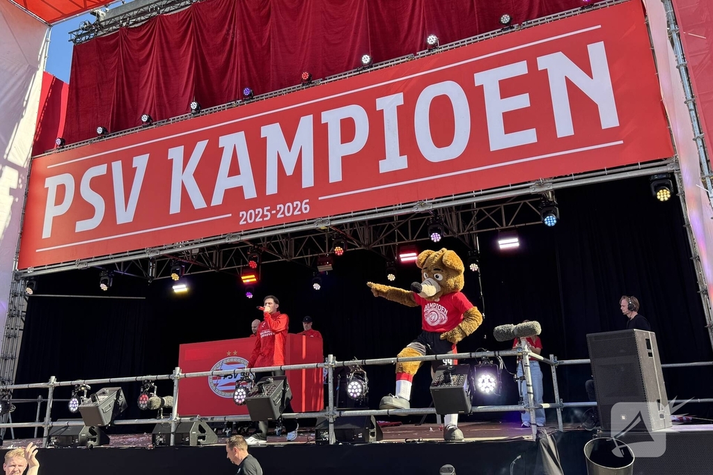 PSV fans verzamelen voor huldiging