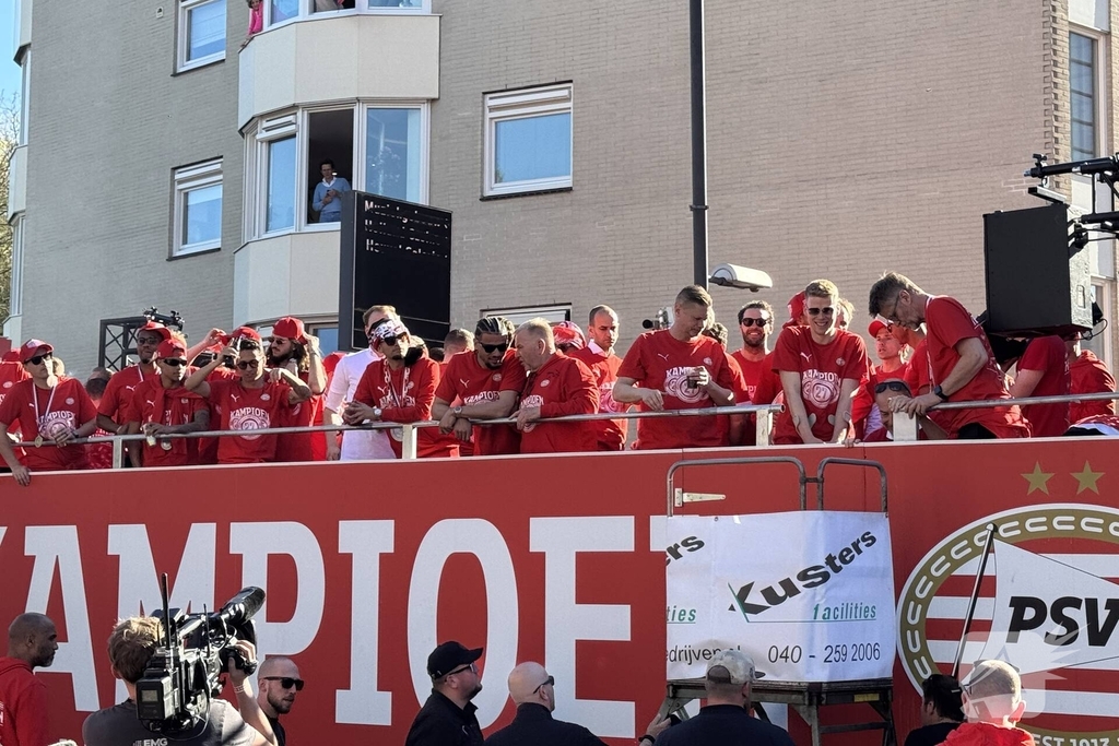 PSV fans verzamelen voor huldiging