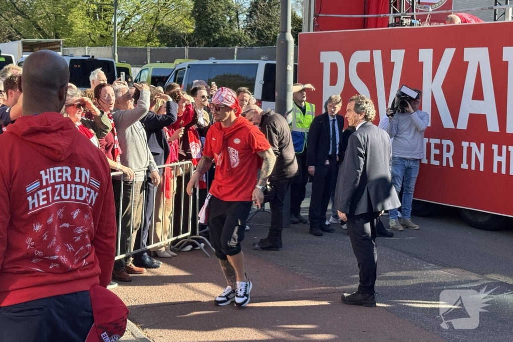 PSV fans verzamelen voor huldiging