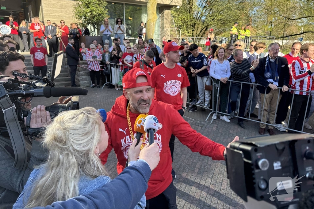 PSV fans verzamelen voor huldiging