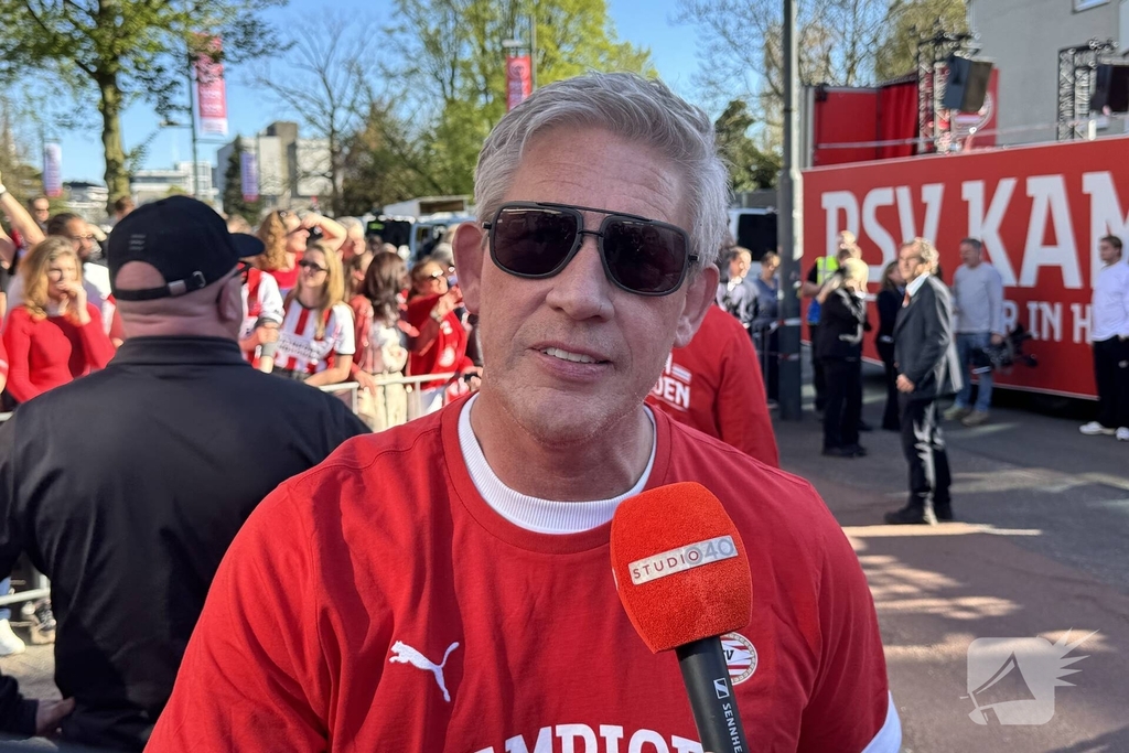 PSV fans verzamelen voor huldiging
