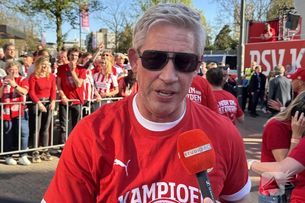 PSV fans verzamelen voor huldiging