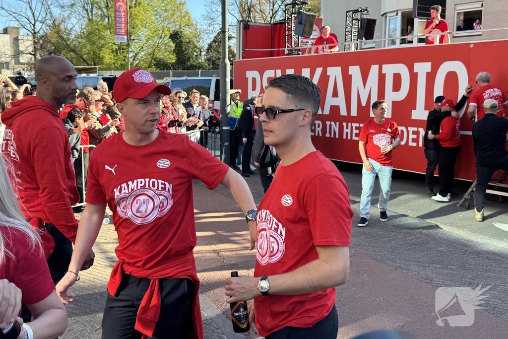 PSV fans verzamelen voor huldiging