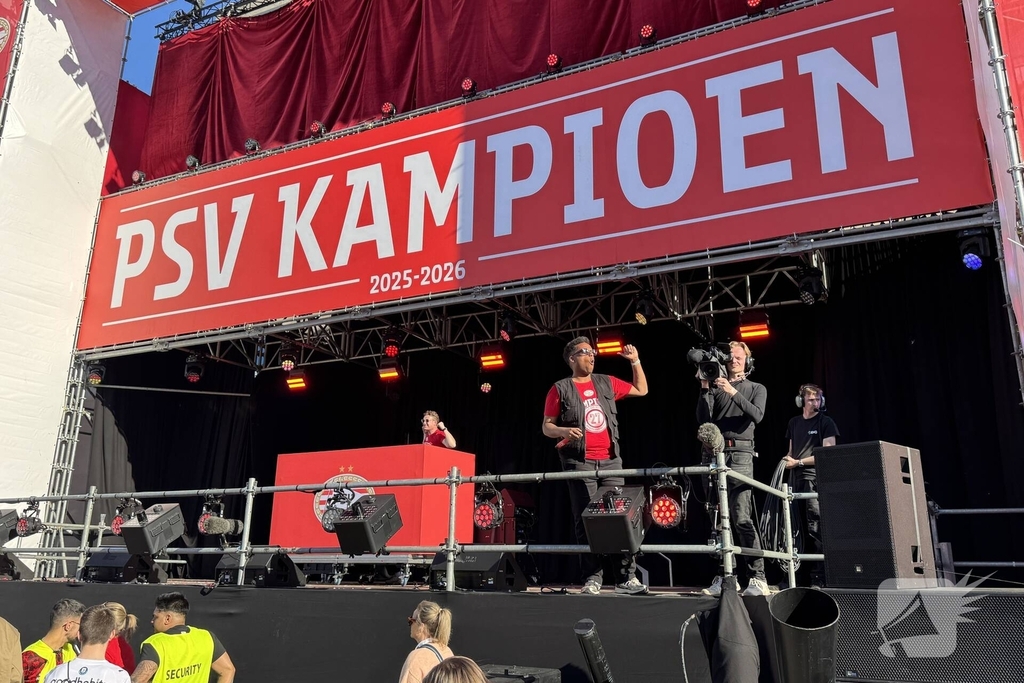 PSV fans verzamelen voor huldiging