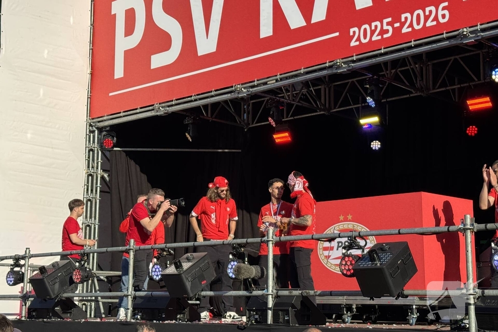 PSV fans verzamelen voor huldiging