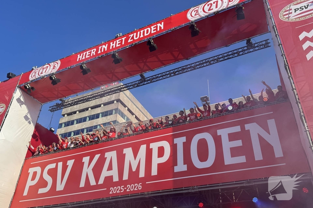 PSV fans verzamelen voor huldiging