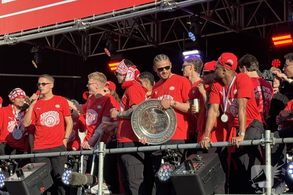 PSV fans verzamelen voor huldiging