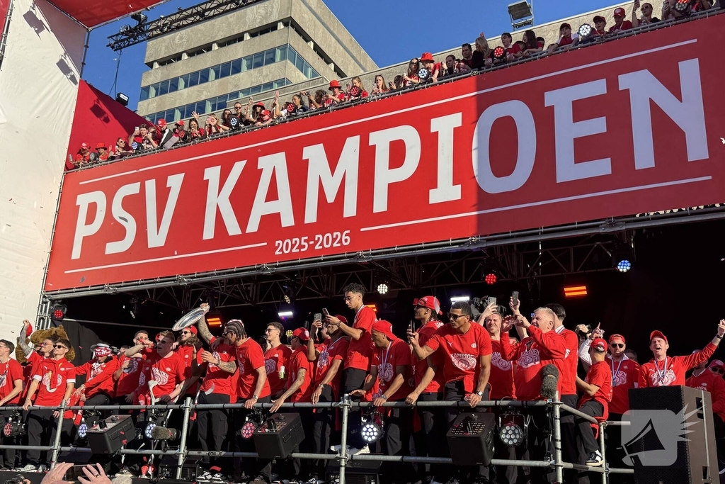 PSV fans verzamelen voor huldiging