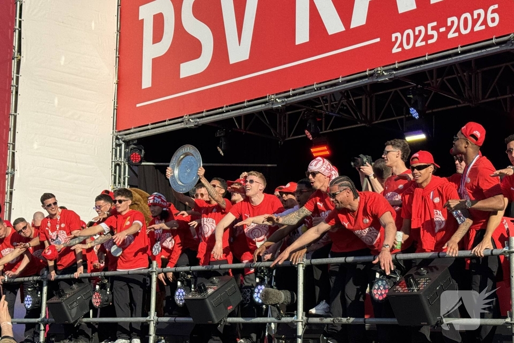 PSV fans verzamelen voor huldiging