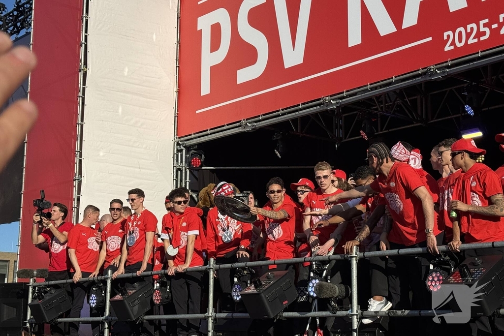 PSV fans verzamelen voor huldiging