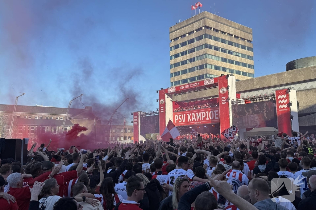 PSV fans verzamelen voor huldiging
