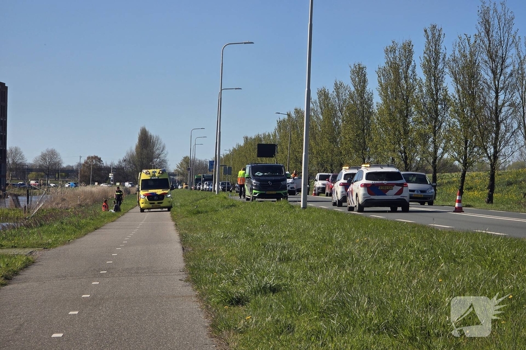 Inzittende gecontroleerd na ongeval op drukke weg