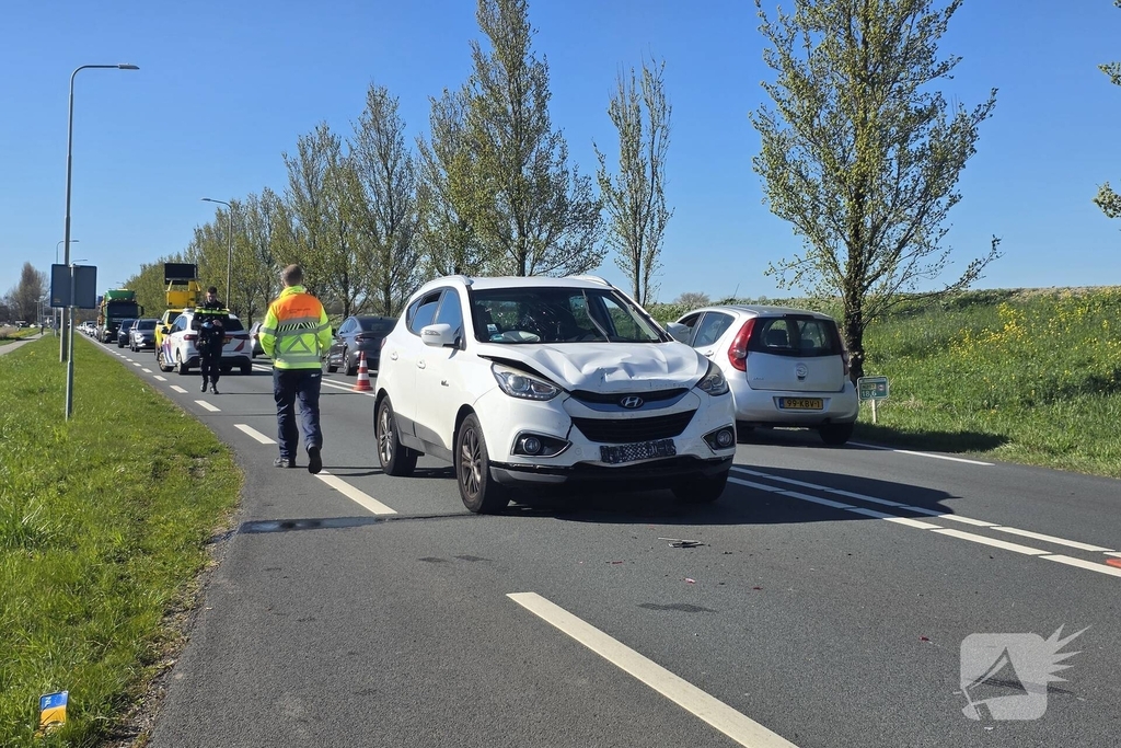 Inzittende gecontroleerd na ongeval op drukke weg