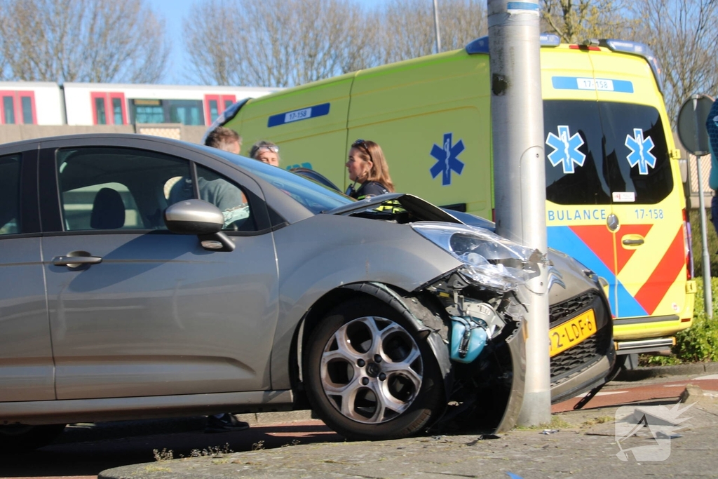 Auto botst tegen lantaarnpaal