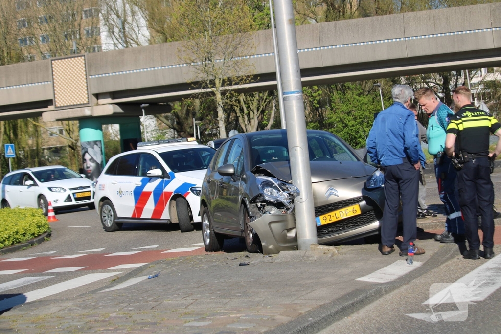 Auto botst tegen lantaarnpaal
