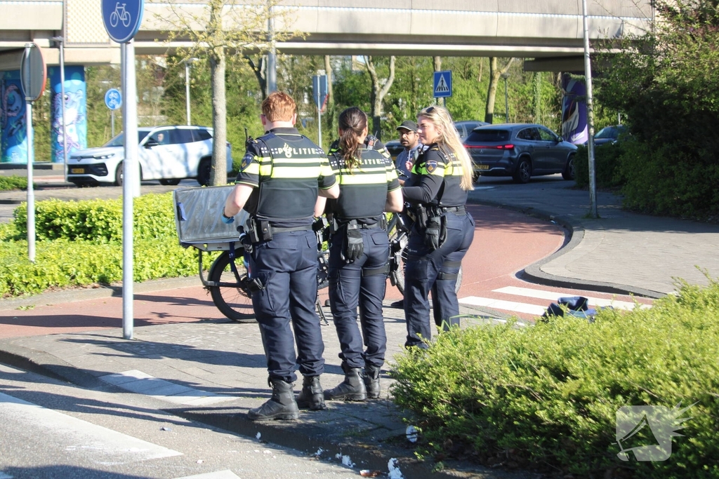 Auto botst tegen lantaarnpaal